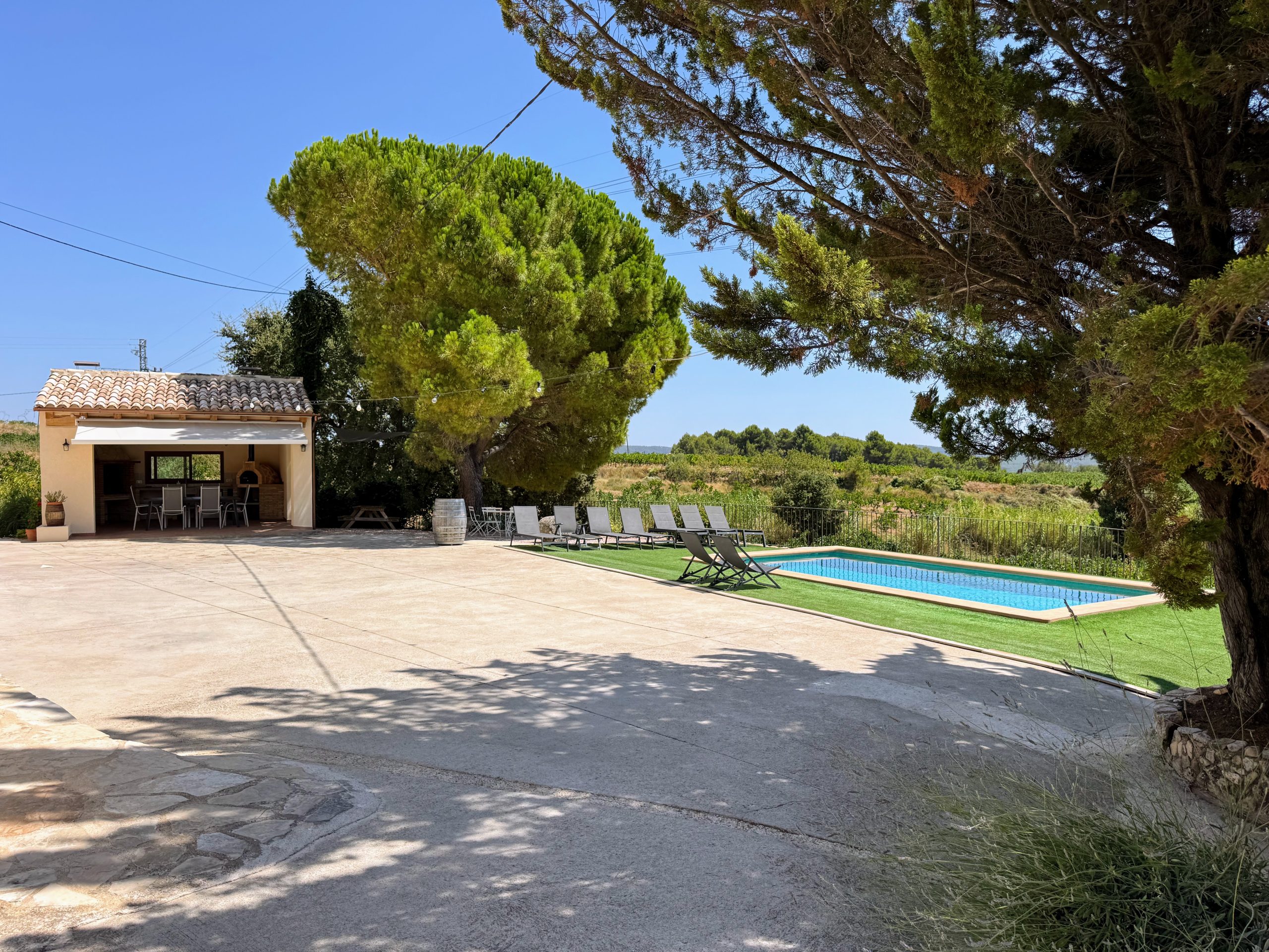piscina i porxo davant la casa