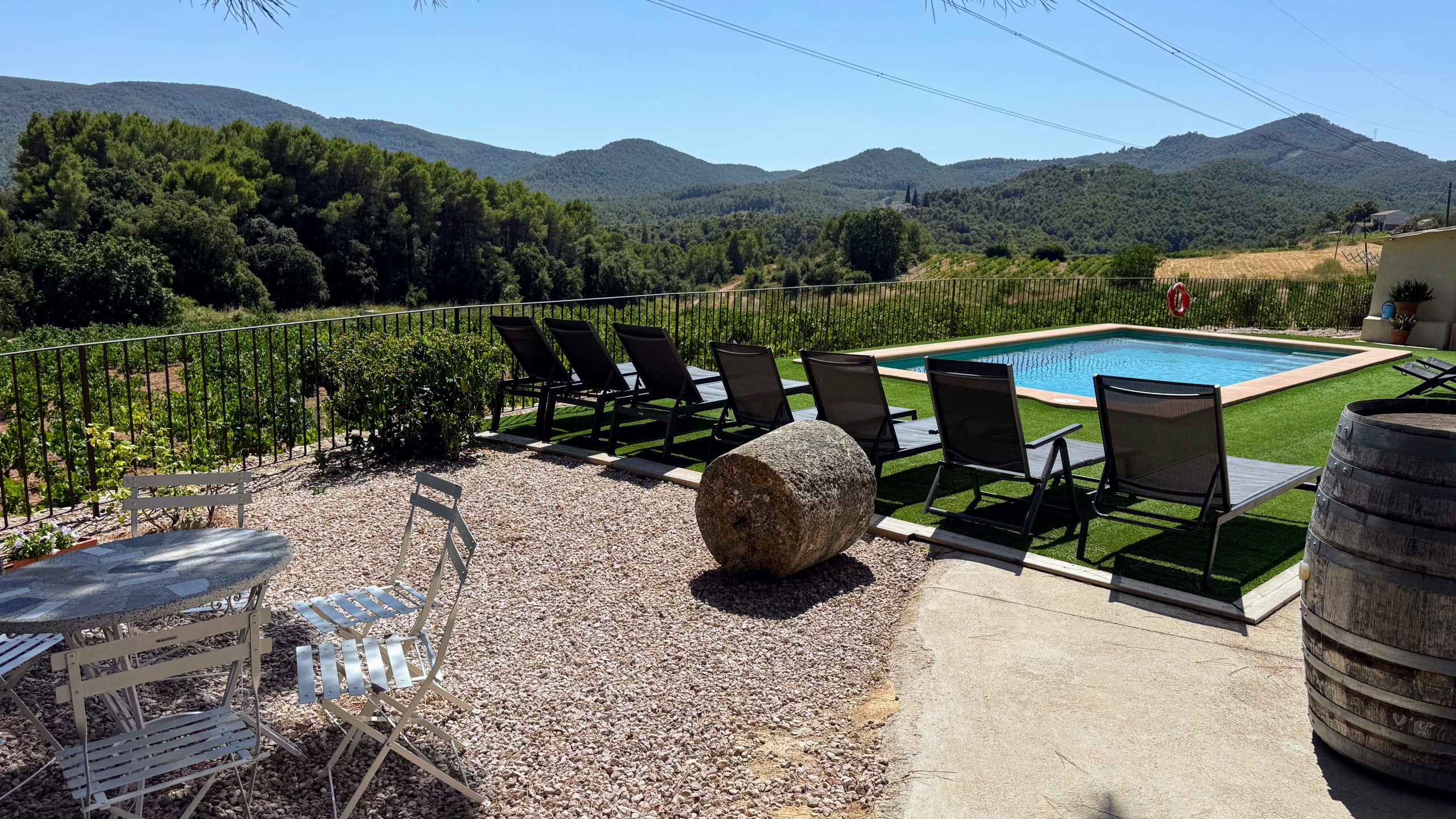 piscina davant casa