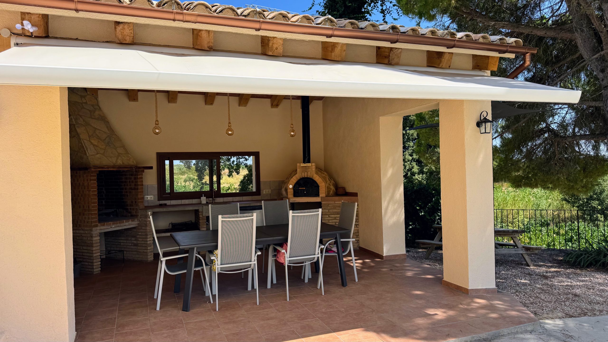 porxo exterior - forn de llenya i barbacoa