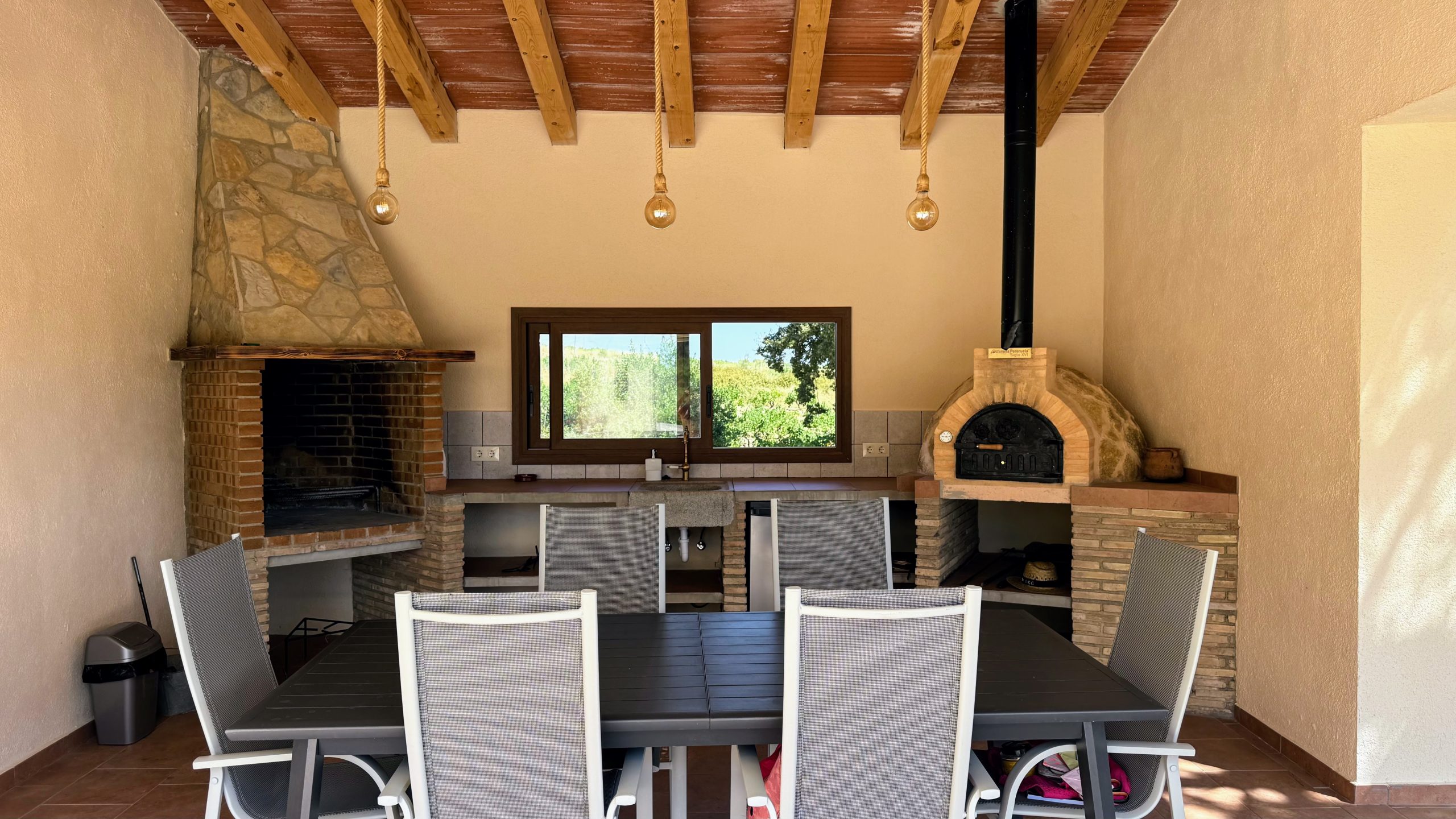 porxo exterior - forn de llenya i barbacoa